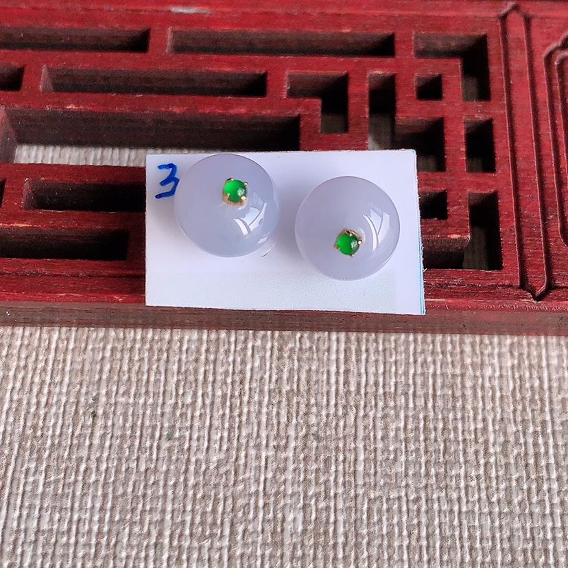 天然A货翡翠18K金镶嵌紫罗兰转运珠耳钉 
尺寸8-5.8mm 重量2.15g 0315