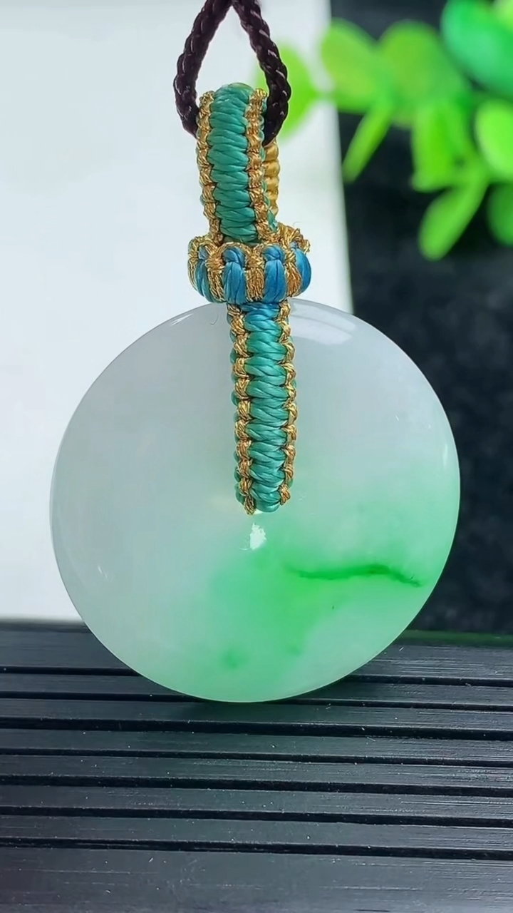 天然A货翡翠平安扣吊坠尺寸28.1-5.3重量:10.37g
3月16日