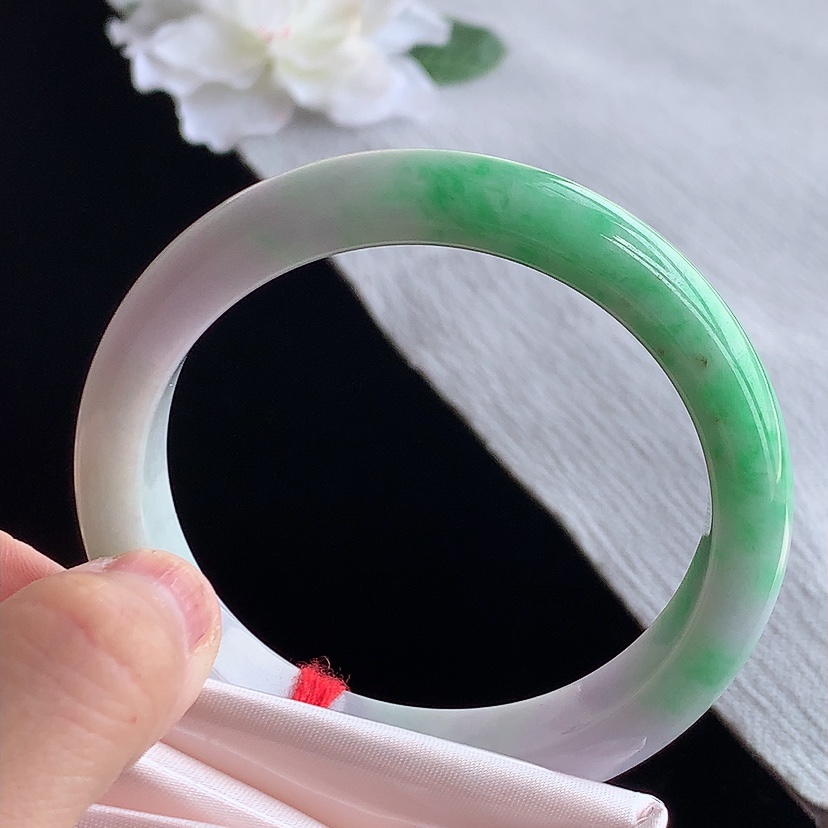 天然A货翡翠春带彩紫罗兰飘绿正装正圈手镯57-58圈口  
尺寸57-12.3-7.8mm 0315