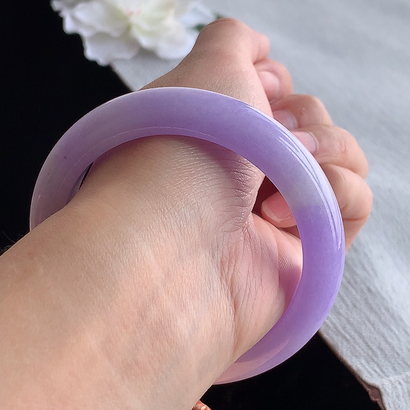 天然A货翡翠飘黄翡紫罗兰正装正圈手镯56-57圈口 
尺寸56.6-12-9.2mm 0315