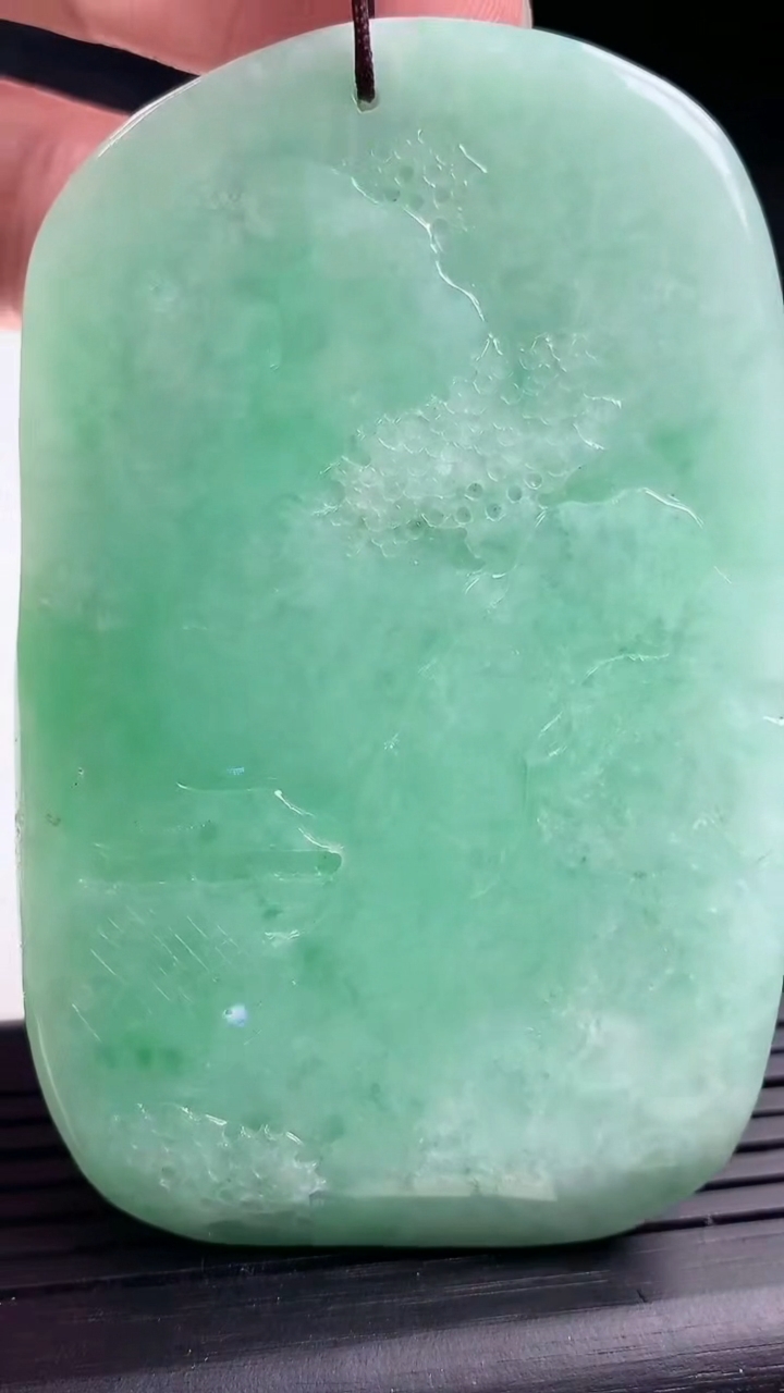 天然A货翡翠山水牌吊坠，尺寸73-46-11，重量:89.66g
3月16日