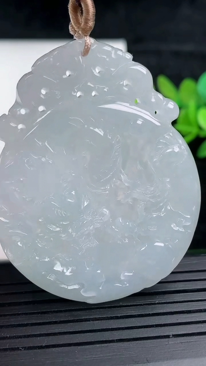 天然A货翡翠龙牌吊坠，尺寸53.5-43.5-6，重量:25.46g
3月16日