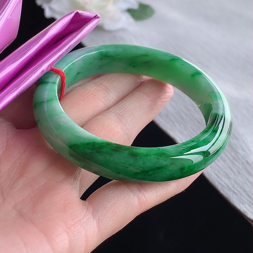 天然A货翡翠飘阳绿正装正圈手镯55-56圈口  
尺寸55.5-12-8.3mm 0315