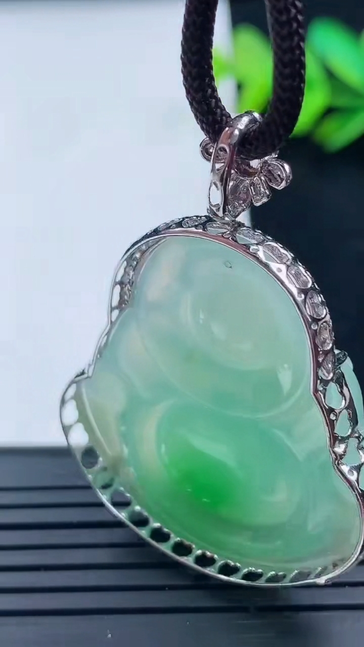 天然A货翡翠佛公吊坠尺寸44.8-34.1-34.2-9.3重量:14.12g
3月16日