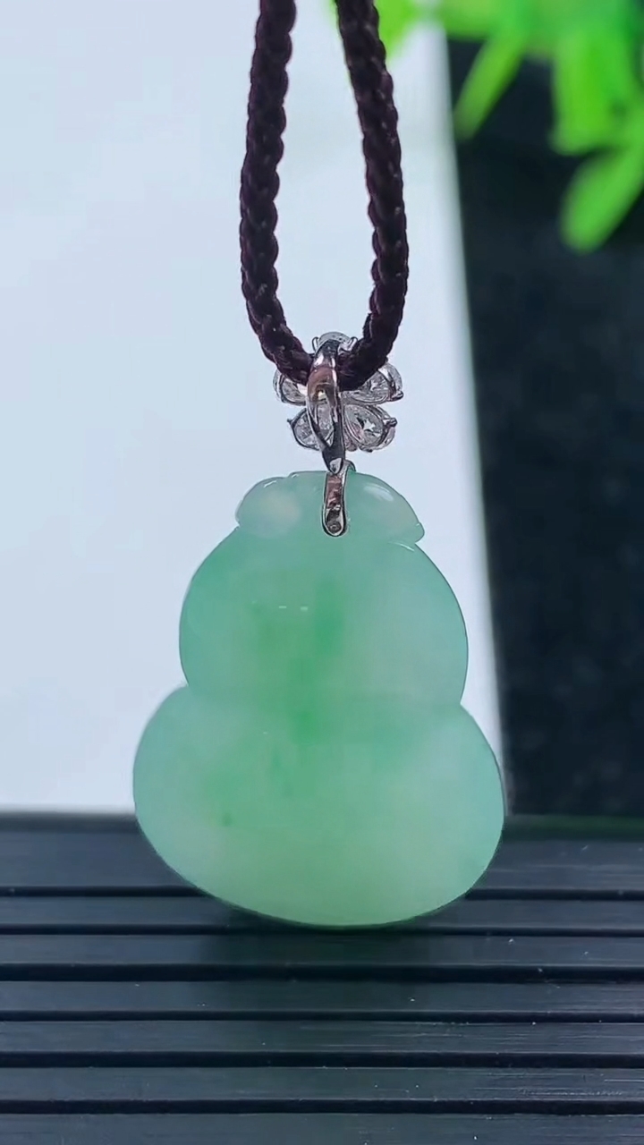 天然A货翡翠葫芦吊坠尺寸24.7-17.3-6.8重量:5.42g
3月16日