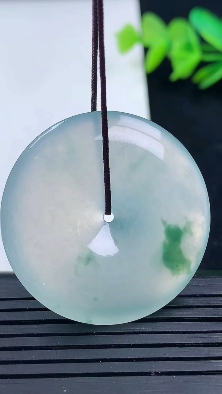 天然A货翡翠种飘花平安扣吊坠尺寸35.6-5.8重量:15.69g
3月16日