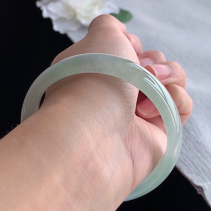 天然A货翡翠晴水正装正圈手镯58-59圈口 
尺寸58.5-13.2-6mm 0315