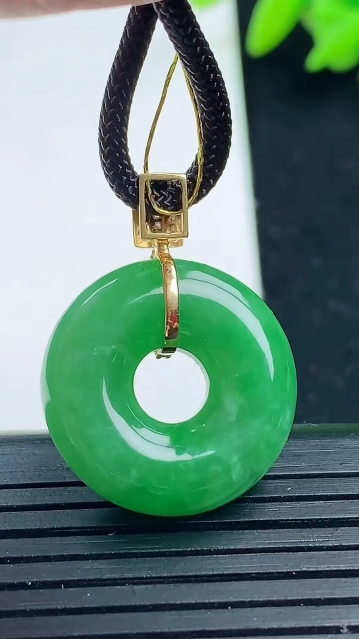 天然A货翡翠平安扣吊坠尺寸20.3-5.7重量:5.52g
3月16日