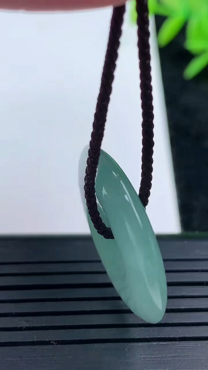 天然A货翡翠平安扣吊坠，尺寸26.5-4.2，重量:6.57g
3月16日