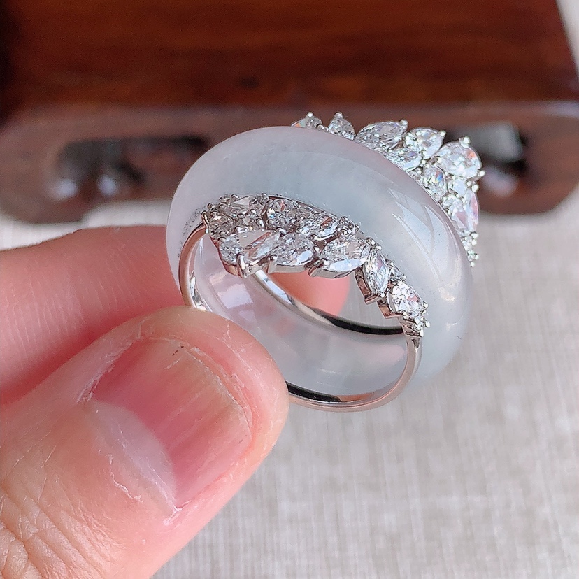 天然A货翡翠18K金伴钻镶嵌白月光素面戒指 
尺寸18.5-9.5-3.4mm 重量7.78g 03