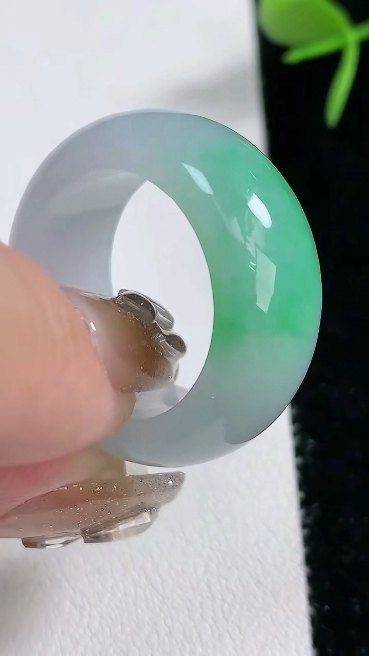 天然A货翡翠素面玉指环板指，尺寸20.3-11.5-5，重量:12.63g2026年3月16日
工厂直销收藏佳品,种好水足，色泽均匀，有种有色，上手高大气！