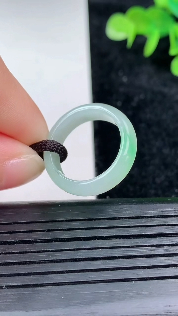 天然A货翡翠素面玉指环 戒指，尺寸17.2-5.6-3，重量:2.74g2026年3月16日
工厂直销收藏佳品,种好水足，色泽均匀，有种有色，上手高大气！