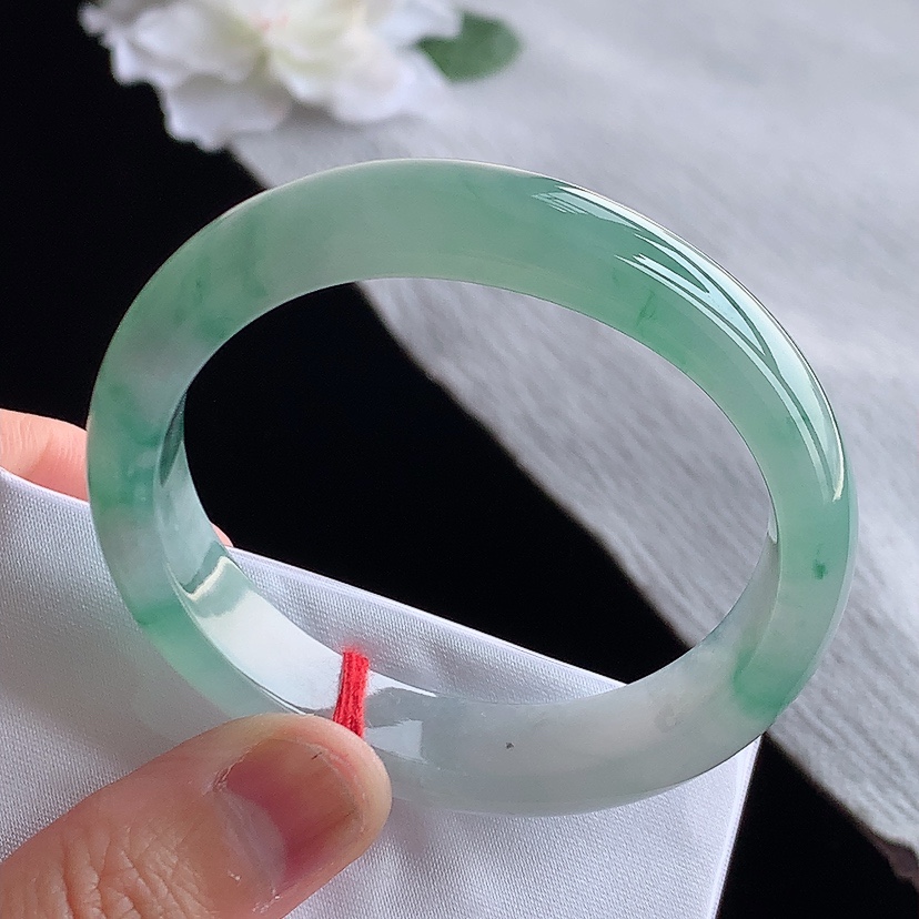 天然A货翡翠飘花贵妃手镯51-52小圈口 
尺寸 51.8-45.5-13-7mm 0315