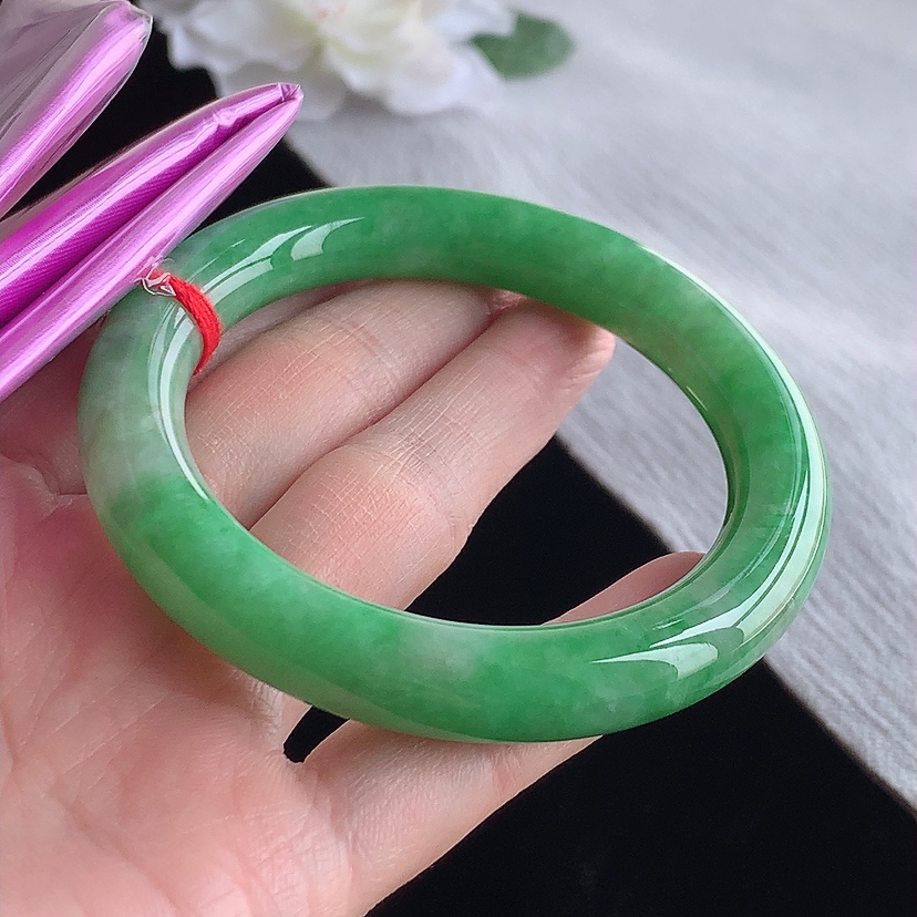 天然A货翡翠满绿圆条手镯55-56圈口  
尺寸55.3-10.2mm 0315