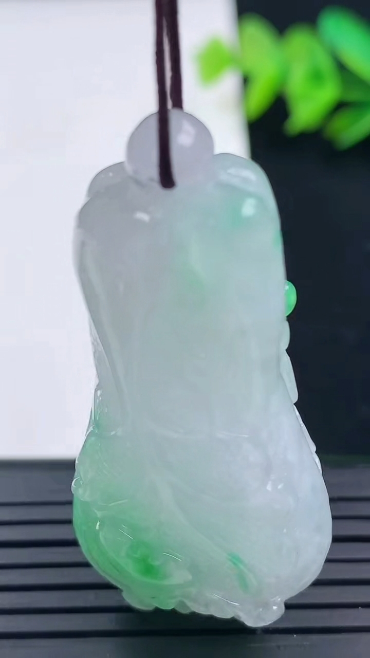 天然A货翡翠白菜吊坠尺寸49.2-22.4-11.1重量:20.11g
3月16日