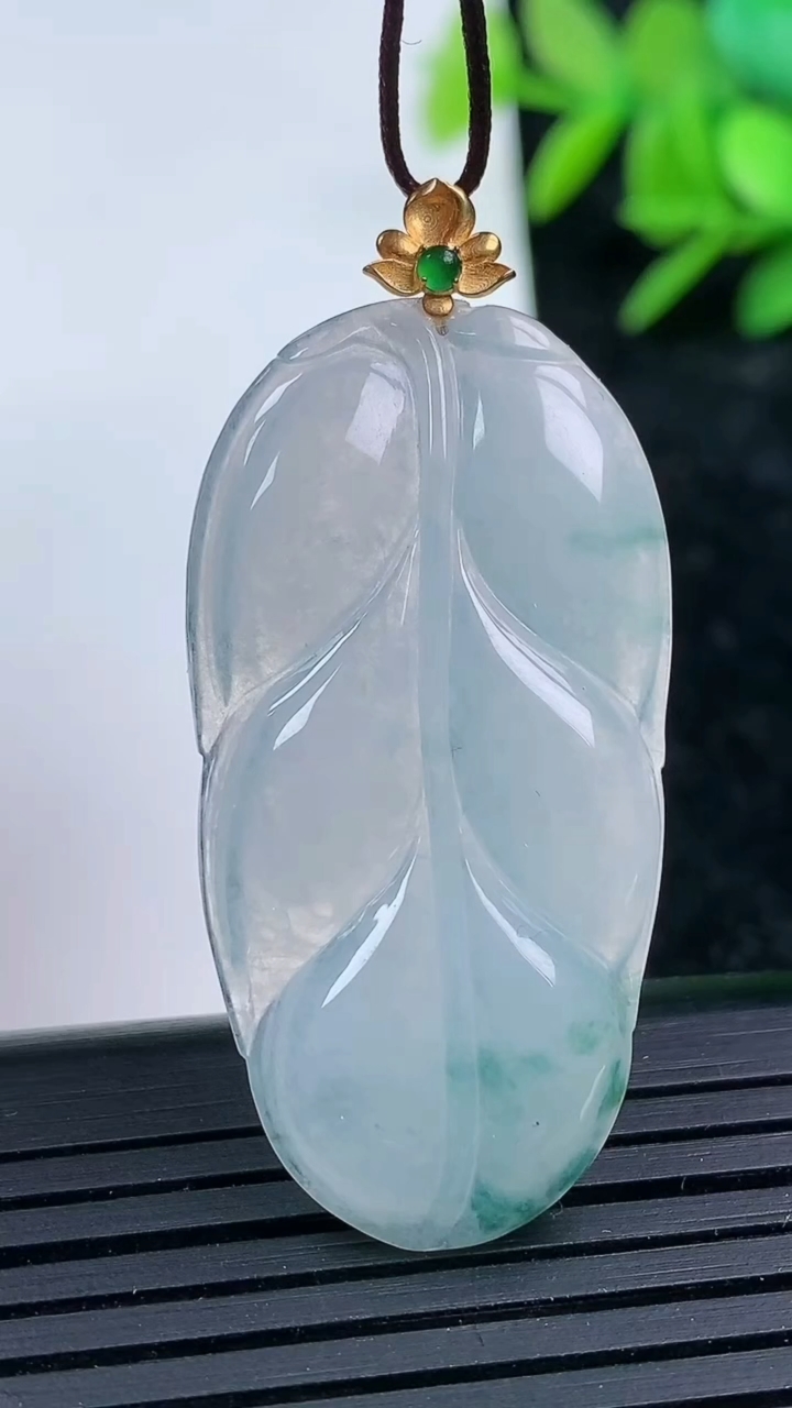 天然A货翡翠种飘花金枝玉叶 叶子吊坠，尺寸39-21-3.5，重量:5.82g
3月16日
