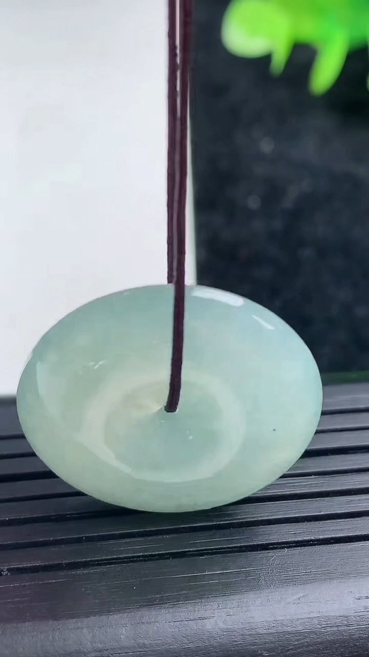 天然A货翡翠平安扣吊坠，尺寸25-6，重量:8.36g
3月16日