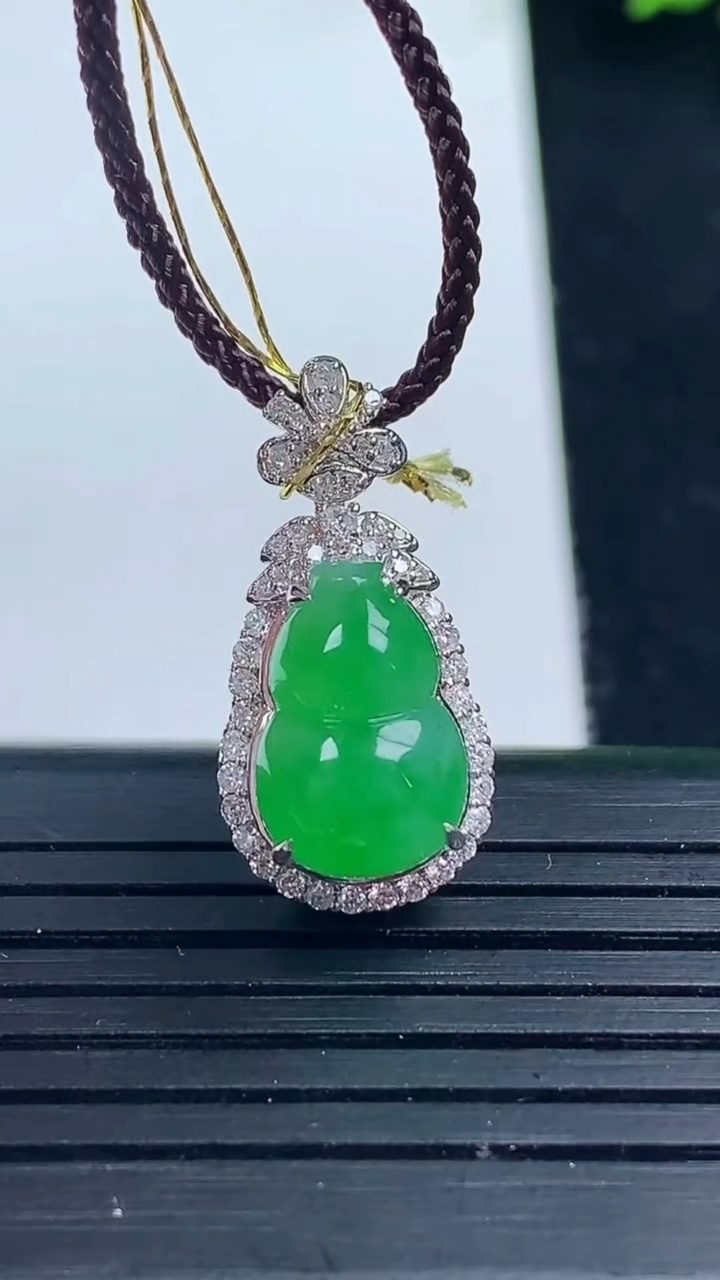 天然A货翡翠葫芦吊坠尺寸22.2-10.7-10.2裸石12.2-8.1重量:3.19g
3月16日