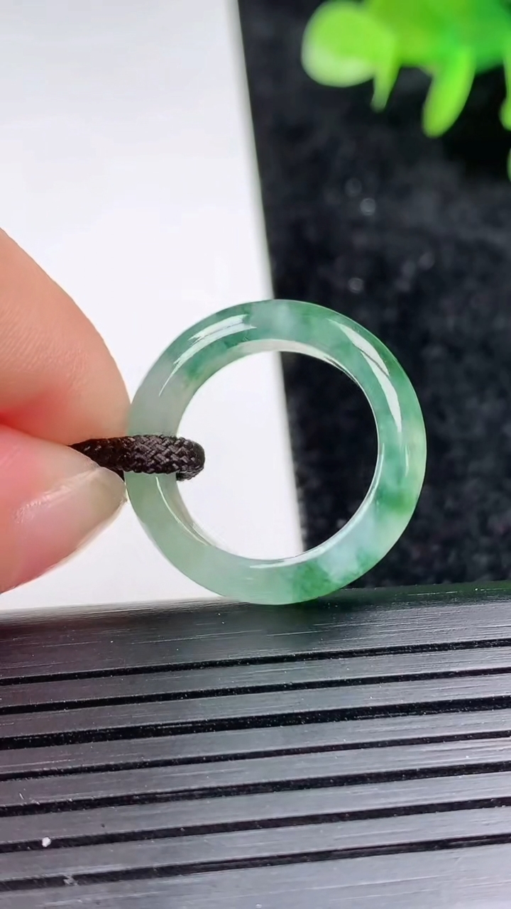 天然A货翡翠飘花素面玉指环 戒指，尺寸16.2-6-3.3，重量:3.18g2026年3月16日
工厂直销收藏佳品,种好水足，色泽均匀，有种有色，上手高大气！
​