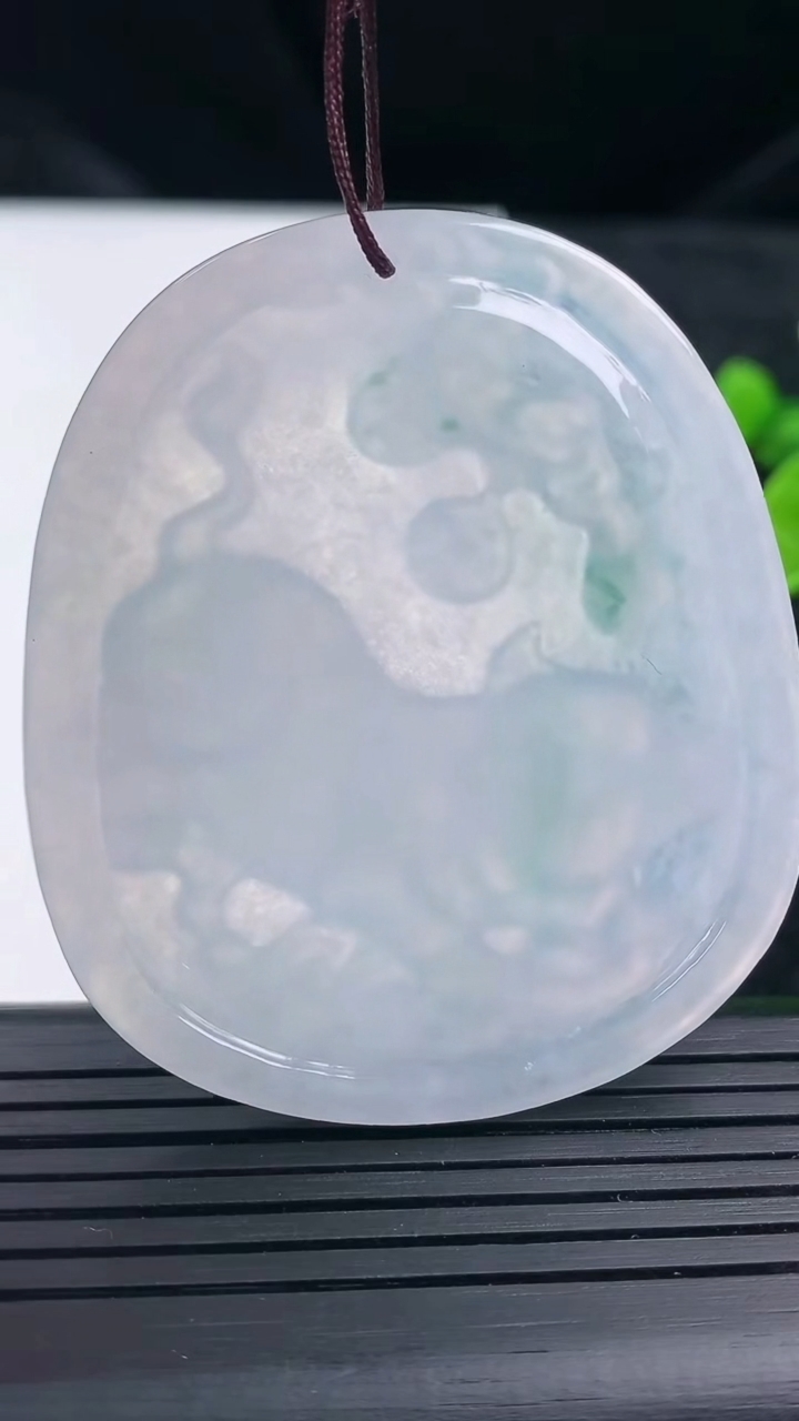 天然A货翡翠飘花生肖猪吊坠尺寸54.3-46.9-5.3重量:26.50g
3月16日