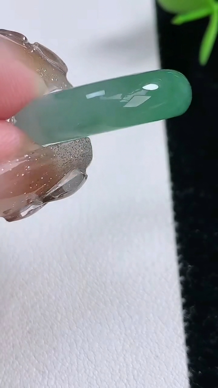 天然A货翡翠玉指环戒指，尺寸17-6-4，重量:4.83g2026年3月16日
工厂直销收藏佳品,种好水足，色泽均匀，有种有色，上手高大气！