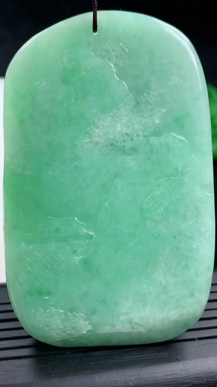 天然A货翡翠山水牌吊坠，尺寸73-46-11，重量:89.66g
3月16日