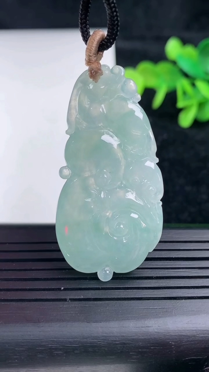 天然A货翡翠飘花如意吊坠，尺寸44.5-23.6-5.2，重量:9.86g
3月16日