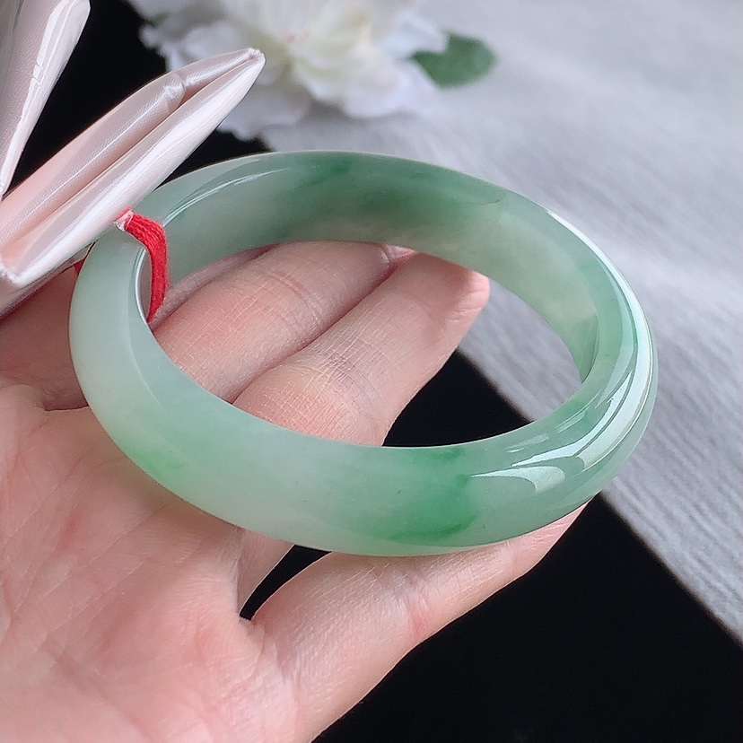 天然A货翡翠飘绿正装正圈手镯55-56圈口 
尺寸55.3-12.4-7.7mm 0315