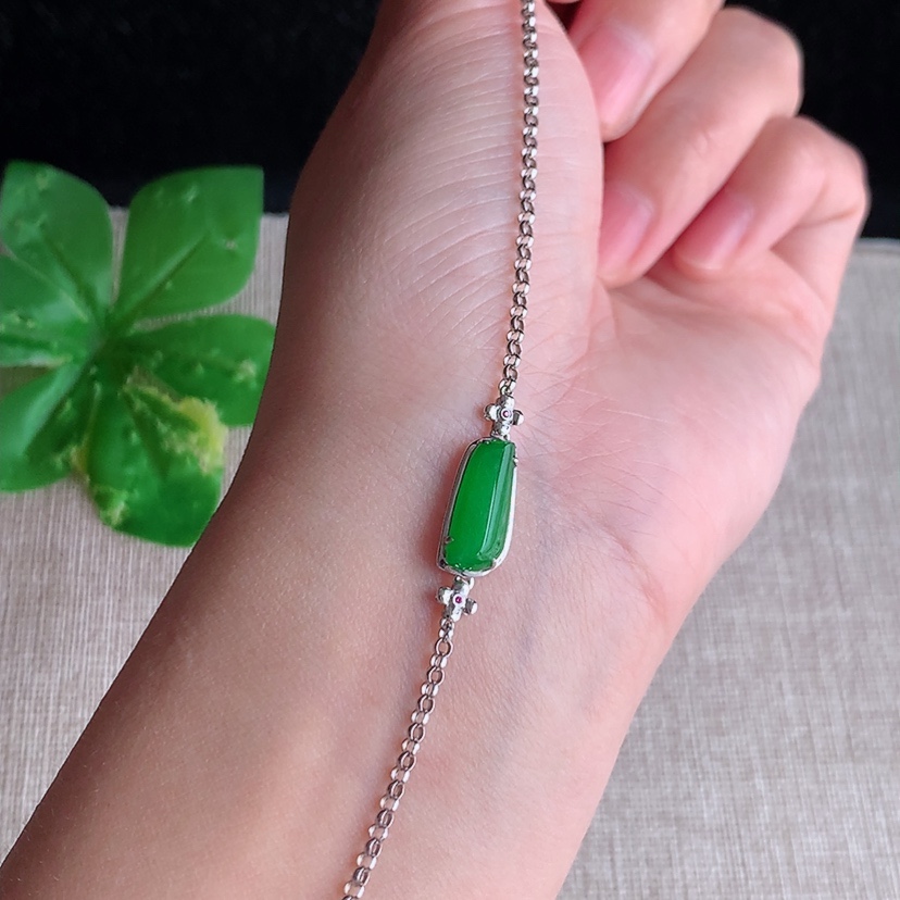 天然A货翡翠18K金镶嵌阳绿随形手链 
尺寸13.3-5.3-4.7mm 重量2.70g 0308