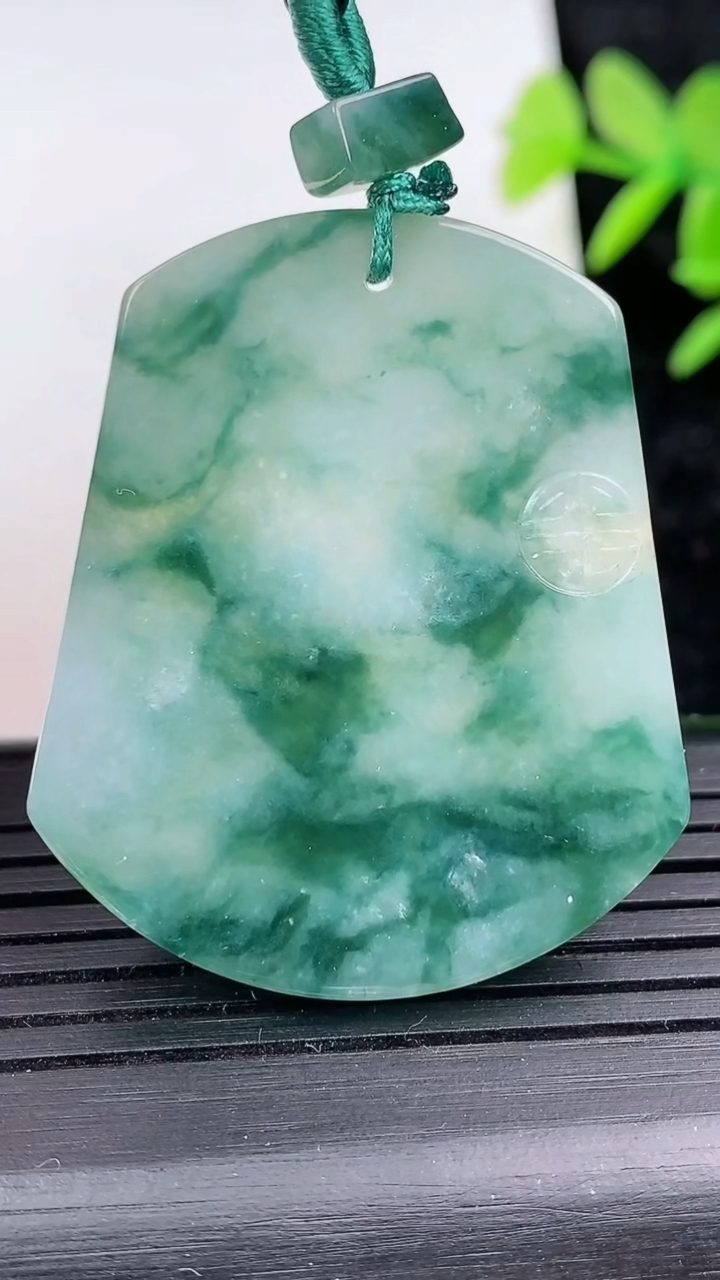 天然A货翡翠飘花仿古无事牌吊坠，尺寸40-33.6-4，重量:15.43g
3月16日