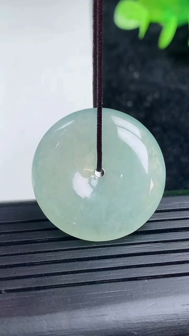 天然A货翡翠平安扣吊坠，尺寸25-6，重量:8.36g
3月16日