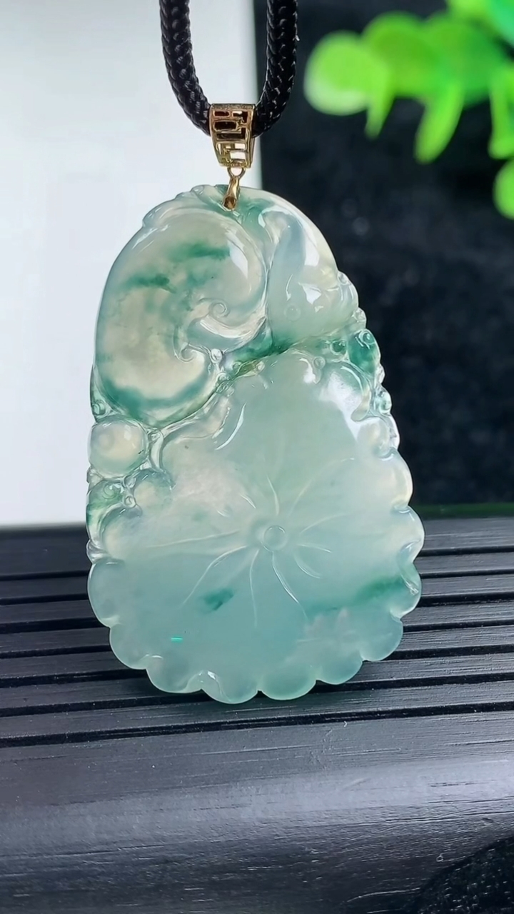 天然A货翡翠种飘花和和美美 荷花牌吊坠，尺寸36-24.5-3.5，重量:5.86g
3月16日