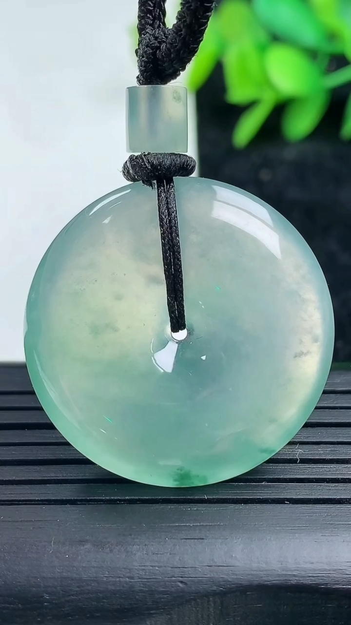 天然A货翡翠种飘花平安扣吊坠尺寸30.1-5.6重量:14.90g
3月16日