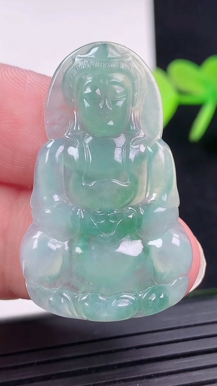 天然A货翡翠观音菩萨吊坠尺寸37.6-22.6-3.9重量:7.80g
3月16日
