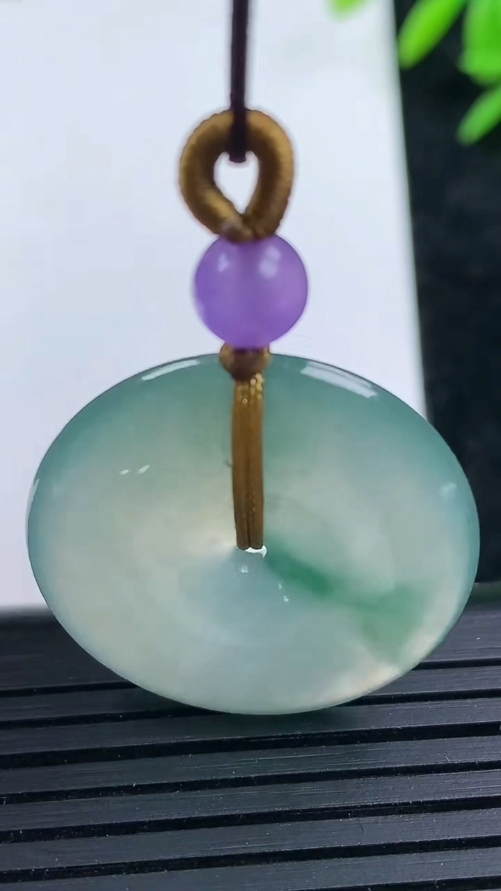 天然A货翡翠冰种飘花平安扣吊坠，尺寸27-4.5，重量:7.83g
3月16日