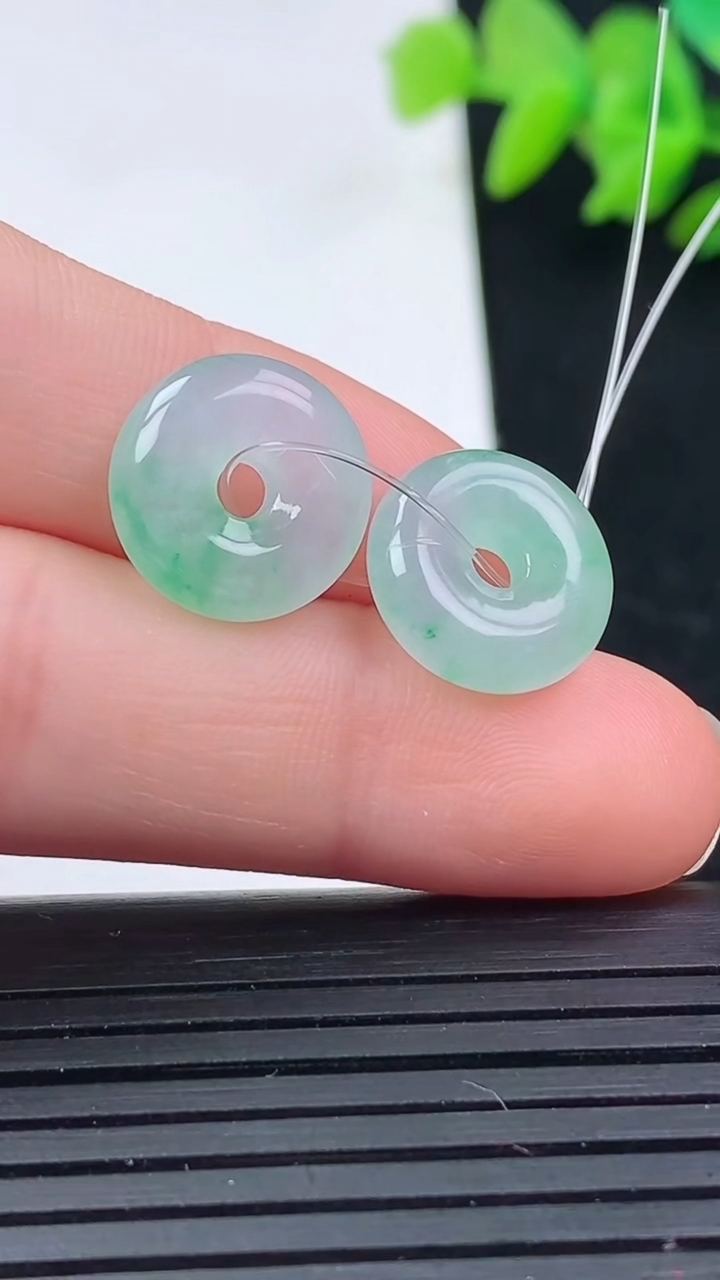 天然A货翡翠平安扣吊坠尺寸12.5-3.8重量:2.76g
3月16日