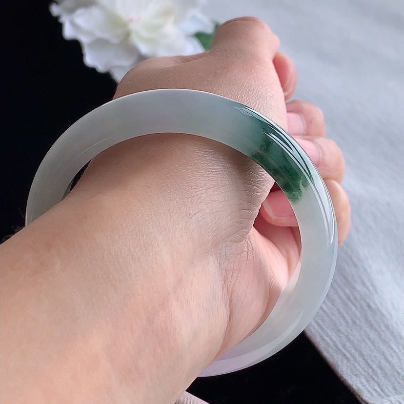 天然A货翡翠飘花正装正圈手镯55-56圈口 
尺寸55-11.6-7.6mm 0315