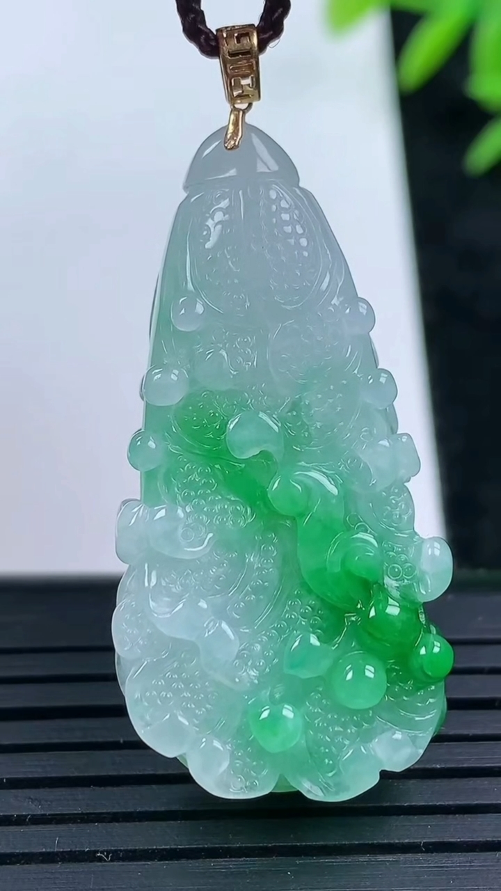 天然A货翡翠白菜吊坠，尺寸38-20-9.6，重量:10.55g
3月16日