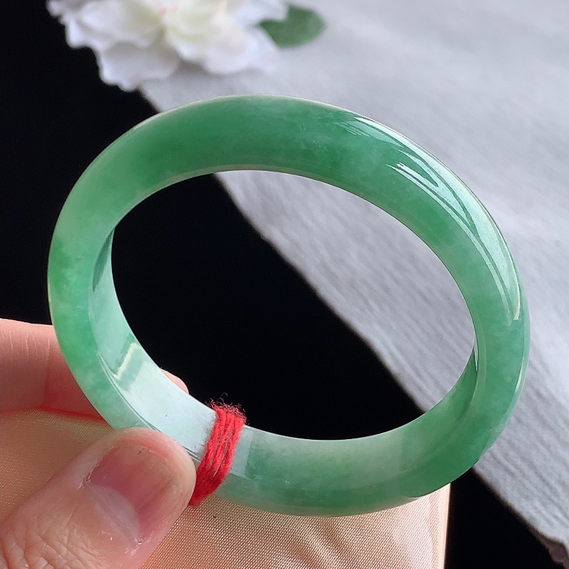 天然A货翡翠满绿贵妃手镯53-54圈口 
尺寸53.8-48-4.3-7mm 0315