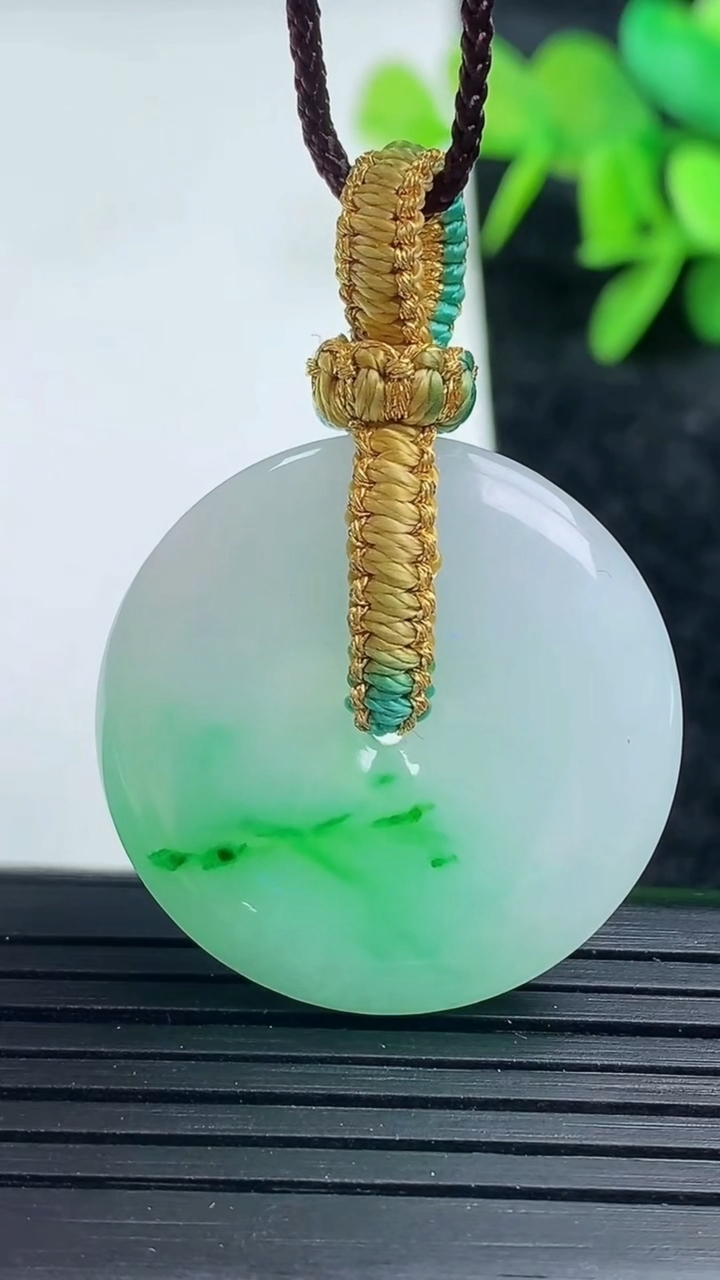 天然A货翡翠平安扣吊坠尺寸28.1-5.3重量:10.37g
3月16日