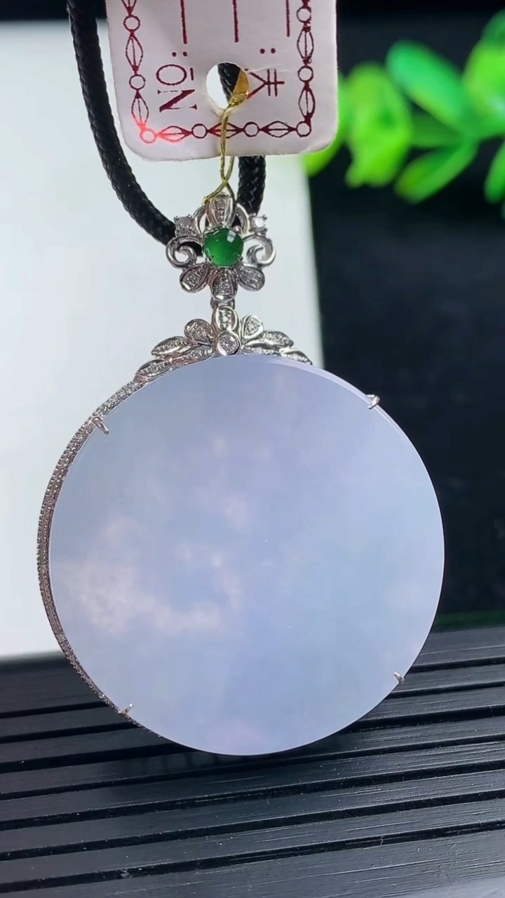 天然A货翡翠种紫罗兰无事牌吊坠尺寸42.7-31.1-8.7裸石29.3重量:15.07g
3月16