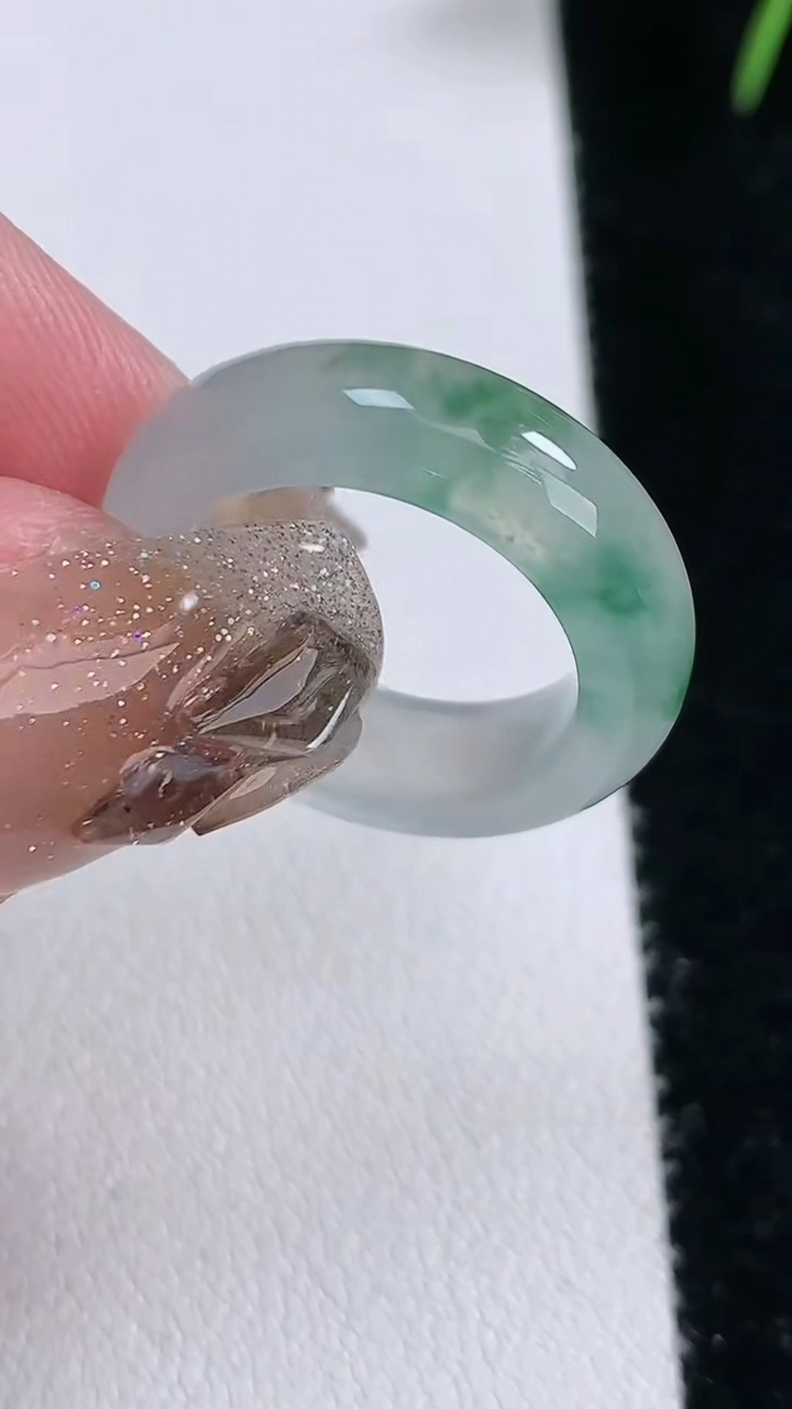 天然A货翡翠冰种飘花玉指环戒指，尺寸15.5-5.5-4，重量:4.14g2026年3月16日
工厂直销收藏佳品,种好水足，色泽均匀，有种有色，上手高大气！