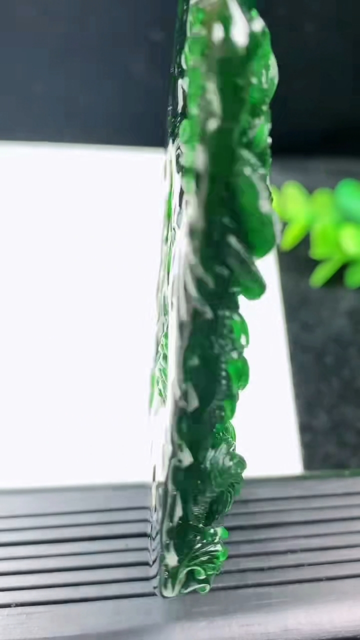 天然A货翡翠龙牌吊坠尺寸75.3-44-10.1重量:62.90g
3月16日