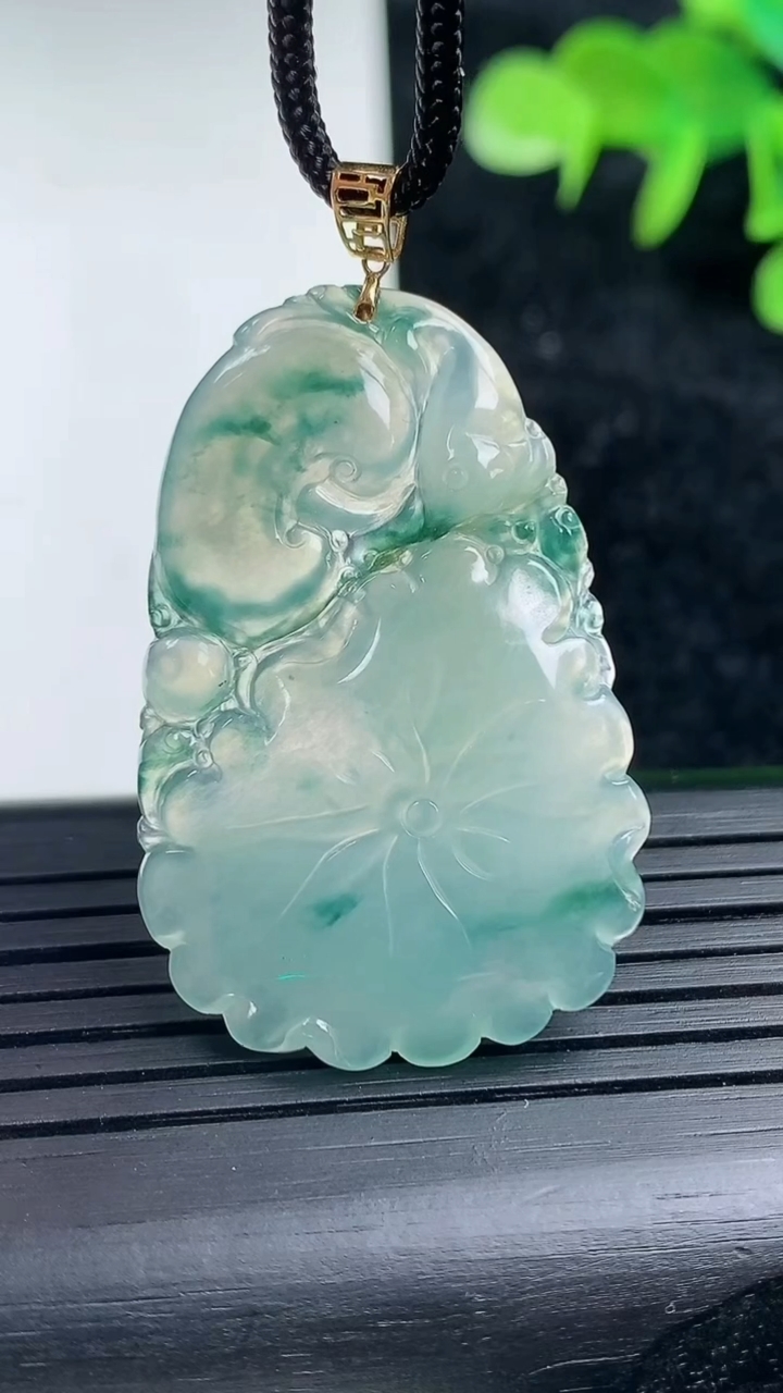 天然A货翡翠种飘花和和美美 荷花牌吊坠，尺寸36-24.5-3.5，重量:5.86g
3月16日