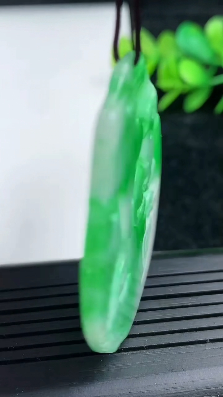 天然A货翡翠仿古龙牌吊坠，尺寸50-35-3.8，重量:14.22g
3月16日