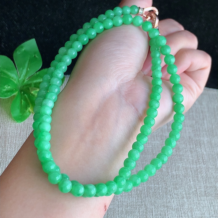 天然A货翡翠满绿圆珠项链毛衣链101颗 
尺寸5.5mm 重量35.75g 0314