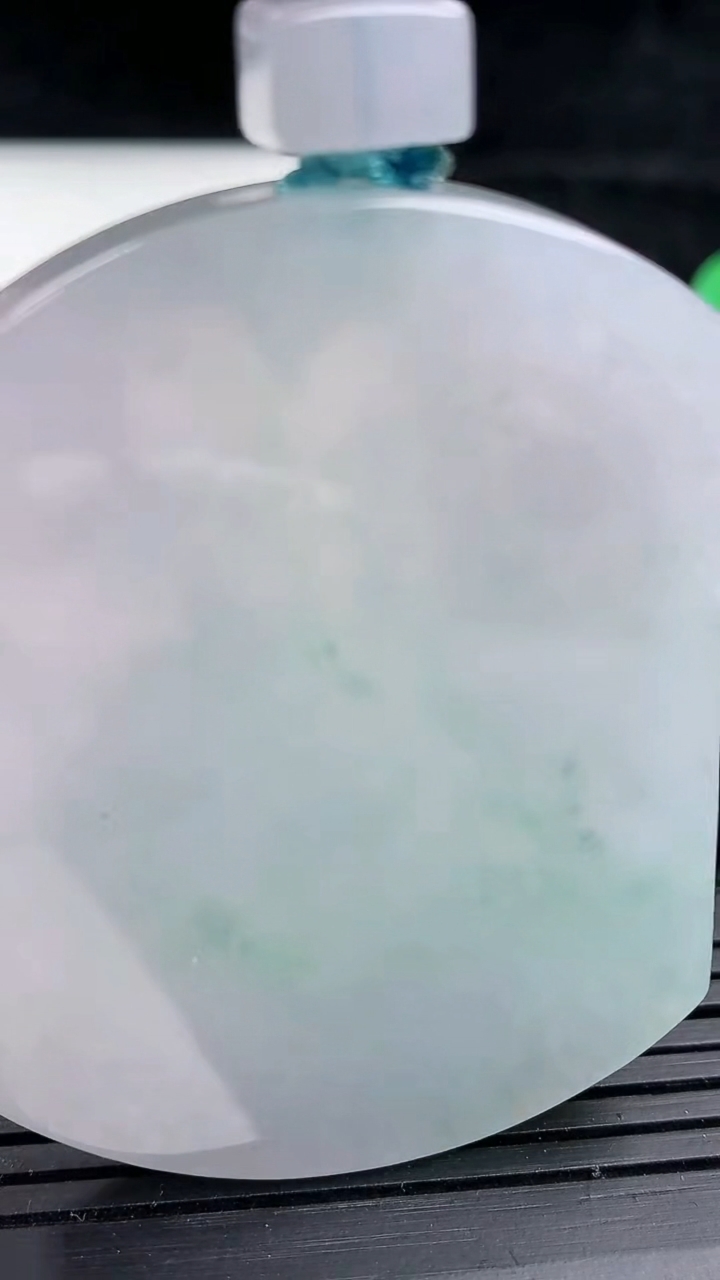 天然A货翡翠无事牌吊坠，尺寸53.5-40-6，重量:39.50g
3月16日