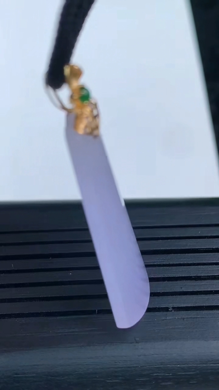 天然A货翡翠种紫罗兰无事牌吊坠，尺寸34.5-14-4.5，重量:4.20g
3月16日