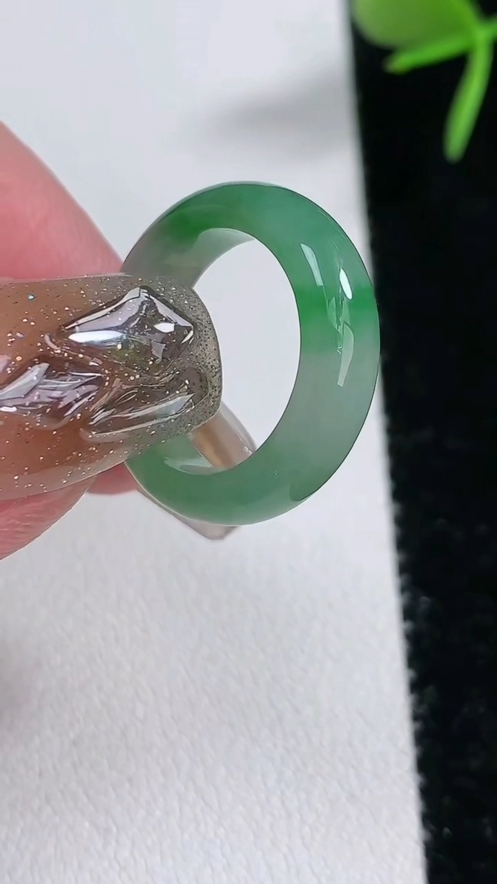 天然A货翡翠玉指环戒指，尺寸14.4-5.2-3，重量:2.77g2026年3月16日
工厂直销收藏佳品,种好水足，色泽均匀，有种有色，上手高大气！