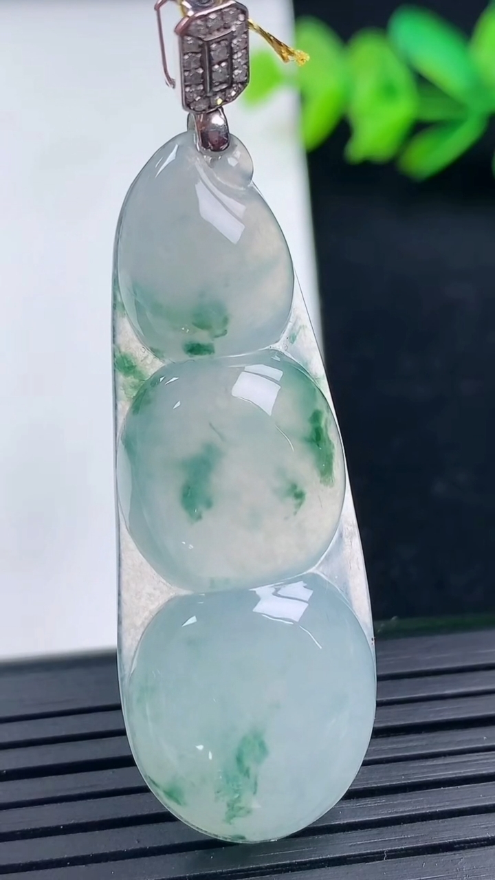 天然A货翡翠种飘花福豆吊坠尺寸50.6-17.5-6.1重量:9.74g
3月16日